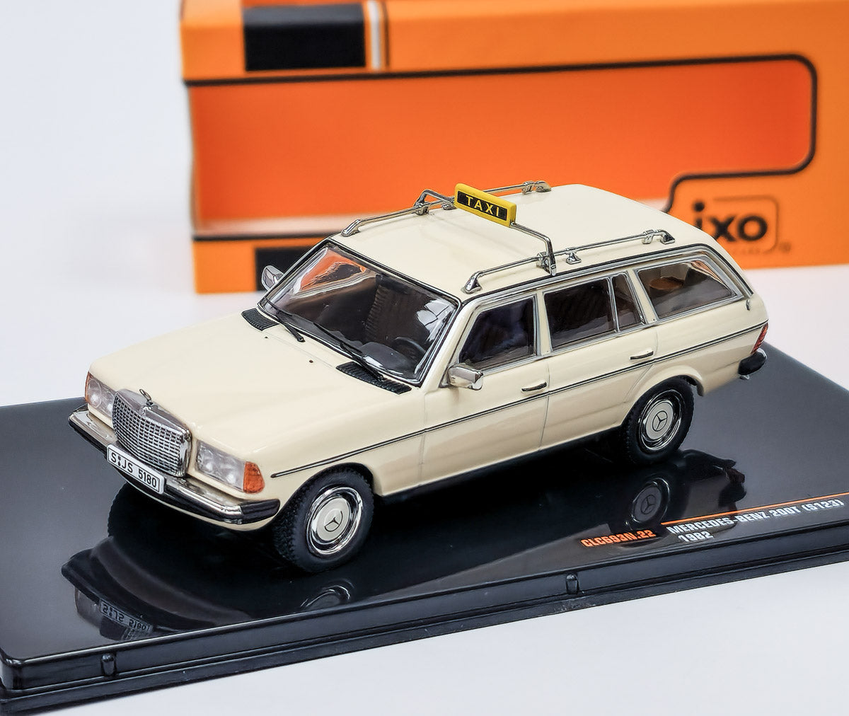 Mercedes-Benz 200T S123 1982 Taxi Germany cu vitrina plexiglass - 1/43 Ixo Modelcars