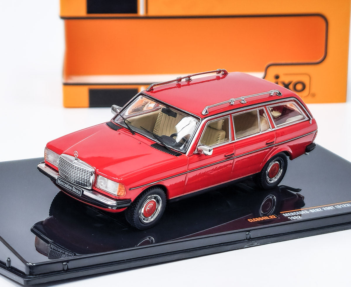 Mercedes-Benz 200T S123 1982 rosu cu vitrina plexiglass - 1/43 Ixo Modelcars