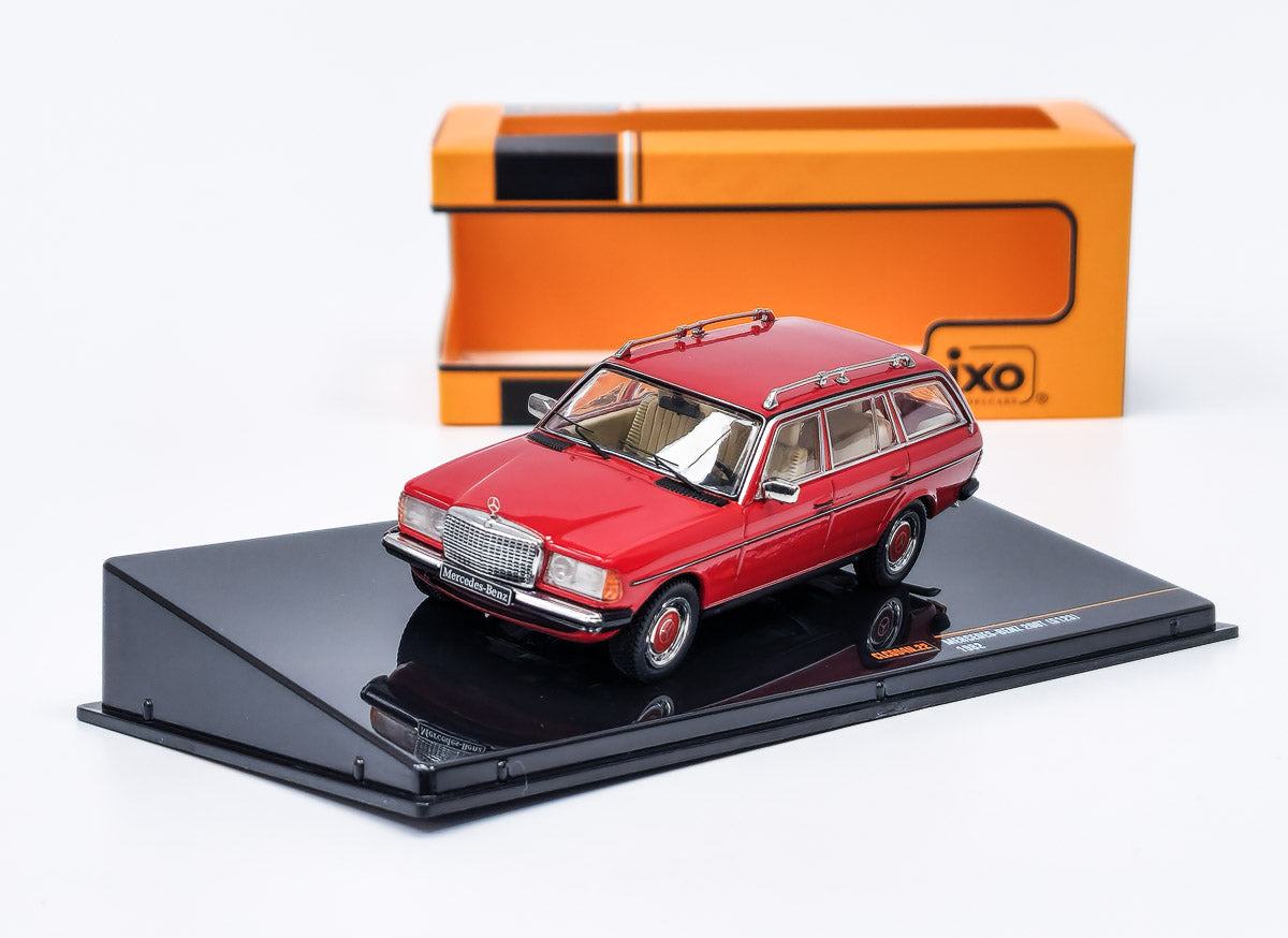 Mercedes-Benz 200T S123 1982 rosu cu vitrina plexiglass - 1/43 Ixo Modelcars