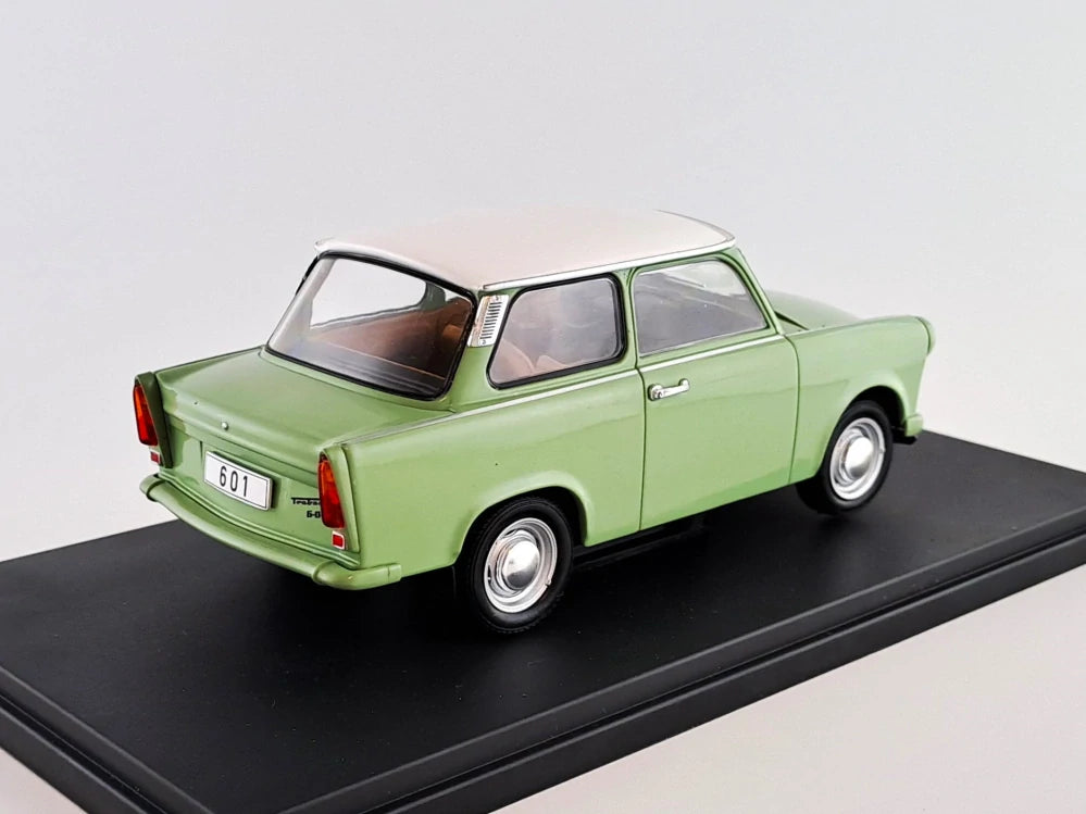 Trabant 601 verde/alb 1965 - 1/24 Whitebox