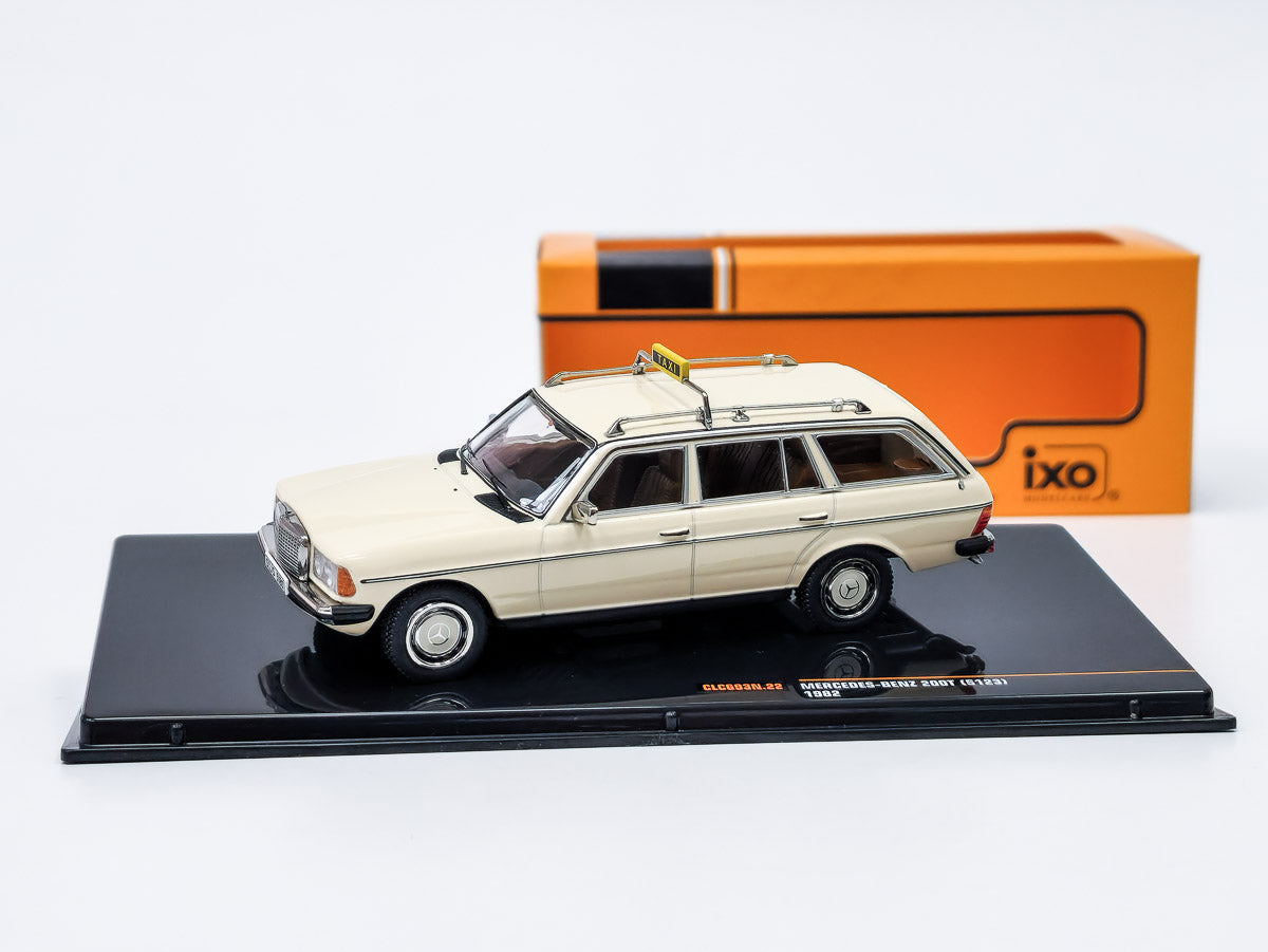 Mercedes-Benz 200T S123 1982 Taxi Germany cu vitrina plexiglass - 1/43 Ixo Modelcars