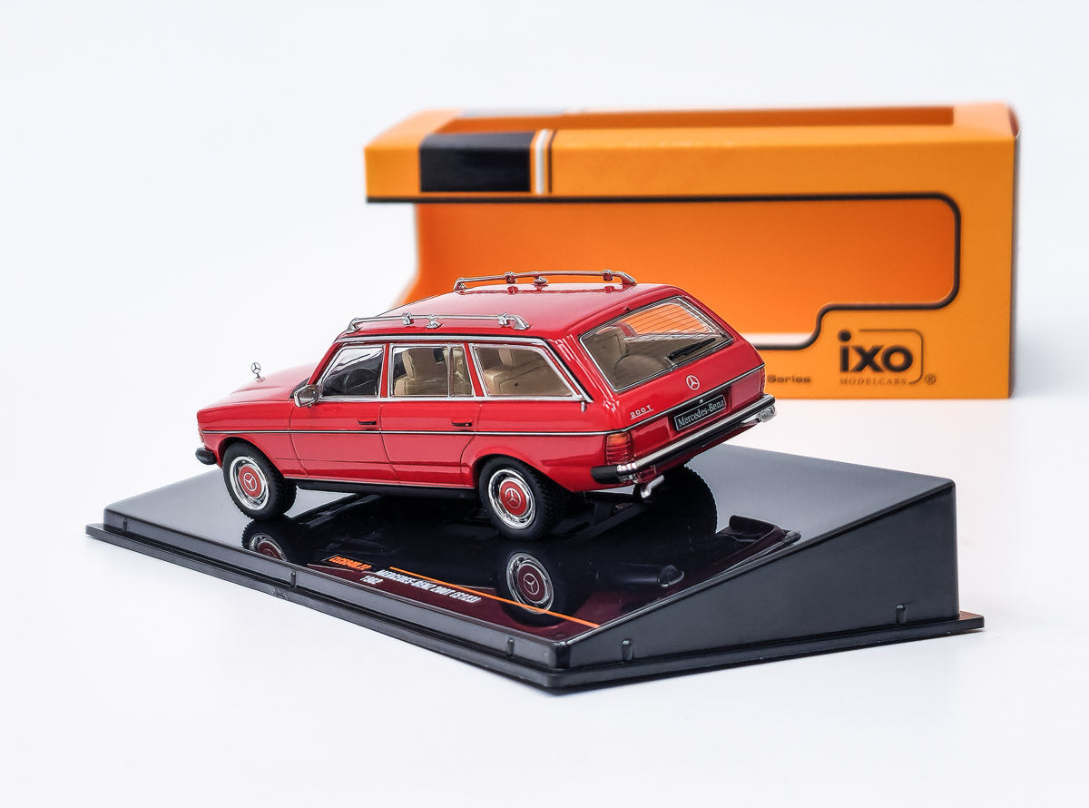 Mercedes-Benz 200T S123 1982 rosu cu vitrina plexiglass - 1/43 Ixo Modelcars
