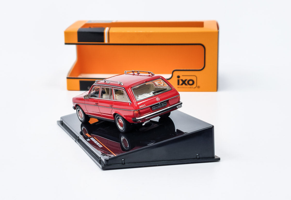 Mercedes-Benz 200T S123 1982 rosu cu vitrina plexiglass - 1/43 Ixo Modelcars