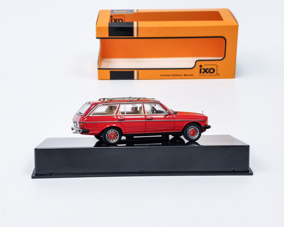 Mercedes-Benz 200T S123 1982 rosu cu vitrina plexiglass - 1/43 Ixo Modelcars