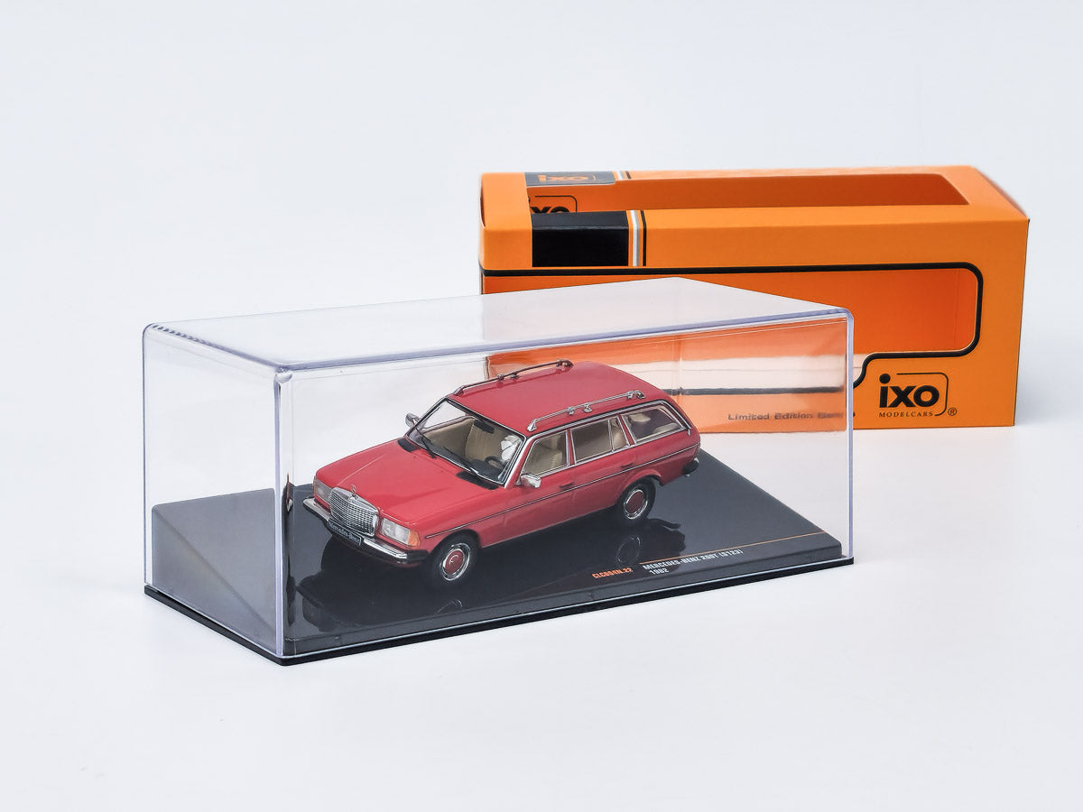 Mercedes-Benz 200T S123 1982 rosu cu vitrina plexiglass - 1/43 Ixo Modelcars